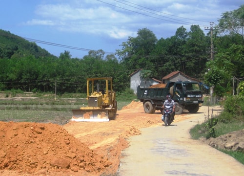 Người dân làng Lộc Yên, Tiên Cảnh đã hiến đất đai, cây cối giúp đơn vị thi công giải phóng mặt bằng làm tuyến đường bê tông nông thôn. Ảnh: N.H