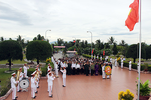 Đoàn đại biểu lãnh đạo Đảng, Nhà nước và người có công làm lễ chuẩn bị vào viếng hương các anh hùng liệt sĩ.