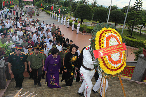  Đoàn đại biểu dâng hoa, hương tưởng niệm các anh hùng liệt sĩ.