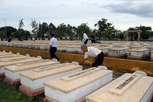 Đại biểu người có công thắp hương phần mộ liệt sĩ.