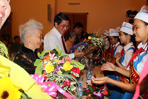 Các em thiếu nhi TP.Hội An trao hoa chào mừng cho các Bà mẹ Việt Nam anh hùng và các đồng chí lãnh đạo Đảng và Nhà nước.