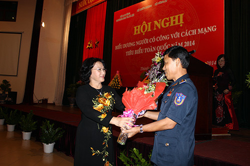 Đồng chí Nguyễn Thị Kim Ngân trao hoa chúc mừng cho đại biểu Ngô Bình Minh - Chỉ huy Trưởng Vùng Cảnh sát biển 1, Bộ Tư lệnh Cảnh sát biển Việt Nam.