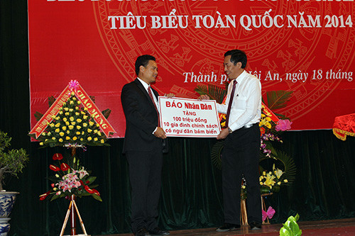 Đồng chí Thuận Hữu  - Tổng Biên tập Báo Nhân Dân tặng 10 suất quà cho 10 gia đình chính sách có ngư dân bám biển.