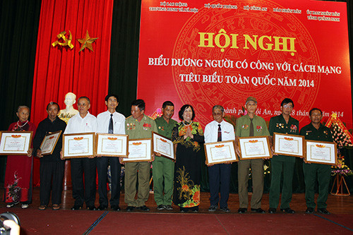 Các cá nhân tiêu biểu được Bộ trưởng Bộ LĐ-TB&XH Phạm Thị Hải Chuyền tặng Bằng khen tại hội nghị.