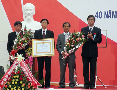 Đồng chí Nguyễn Ngọc Quang trao Huân chương Lao động hạng Ba cho lãnh đạo huyện Nông Sơn.