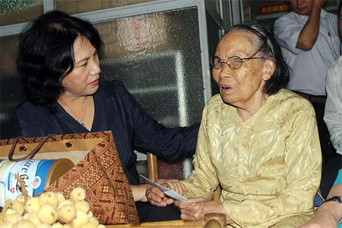 Phó Chủ tịch Quốc hội thăm Bà mẹ VNAH Đinh Thị Trữ.