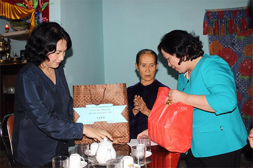 Đoàn thăm gia đình bà Nguyễn Thị Thí (vợ liệt sĩ).