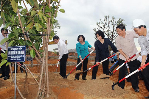 Đồng chí Nguyễn Thị Kim Ngân cùng các đồng chí lãnh đạo trồng cây lưu niệm tại công trình Tượng đài Bà mẹ VNAH.
