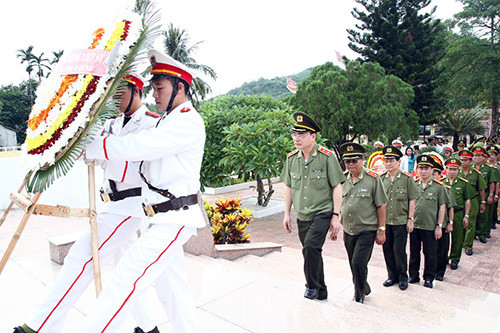  Thứ trưởng Bùi Quang Bền và đoàn công tác cùng công an Đà Nẵng, Quảng Nam dâng hương tại Nghĩa trang liệt sĩ huyện Bắc Trà My và Khu Di tích lịch sử An ninh Khu V