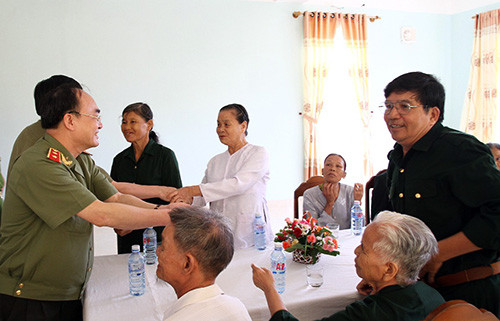 Thăm hỏi gia đình bà Nguyễn Thị Ngôn (80 tuổi), vợ liệt sĩ CAND tại huyện Duy Xuyên, Quảng Nam