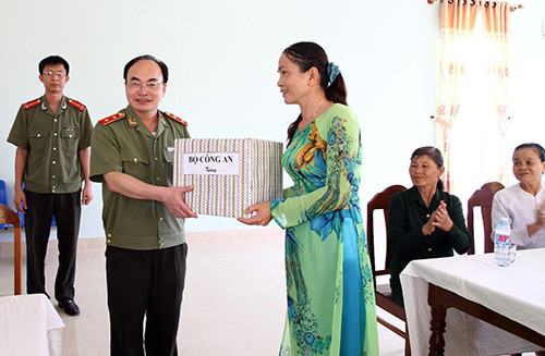 Thăm hỏi, tặng quà tại Trung tâm nuôi dưỡng, điều dưỡng người có công Quảng Nam tại TP.Hội An.