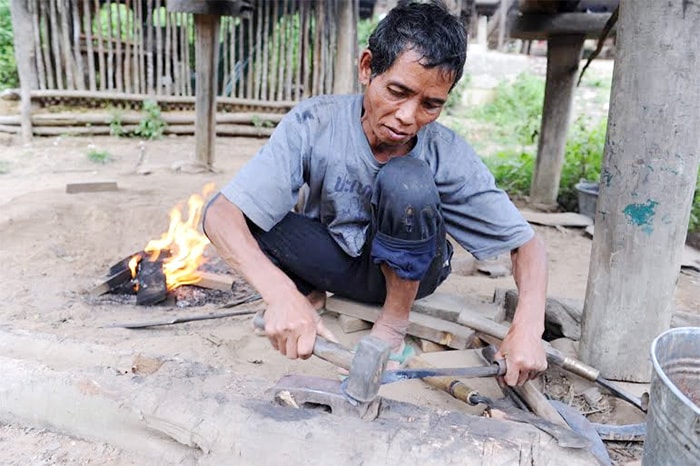 Mài lại cái rựa để hôm sau đi rẫy.