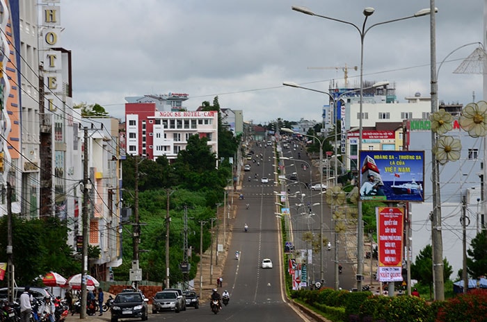 Thành phố Pleiku, nằm trên trục giao thông giữa quốc lộ 14, quốc lộ 19, nối thông suốt cả nước, gần ngã ba Đông Dương, nằm trên tuyến đường Hồ Chí Minh, và nằm trong vùng tam giác tăng trưởng các tỉnh, lân cận tiếp giáp Campuchia, Lào. Trong ảnh là con đường dốc mang đặc trưng địa hình của phố núi.