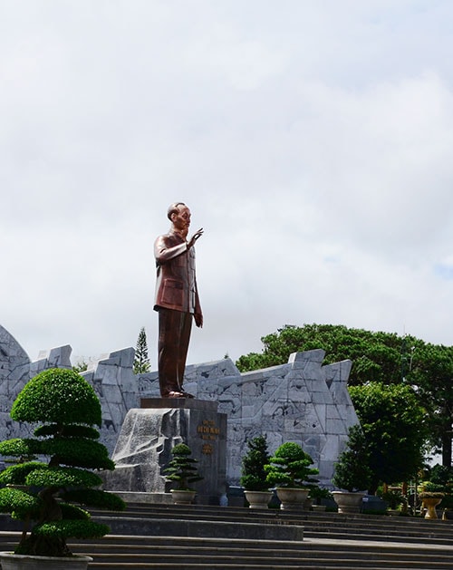 Tượng đài Bác Hồ tại Quảng trường trung tâm thành phố Pleiku được làm bằng đồng nguyên chất với chiều cao 10,8m trên bệ bê-tông ốp đá xanh cao 4,5m. Phía sau tượng đài Bác Hồ là dãy phù điêu bằng đá uốn cong như vòng xoan cùng với những hình ảnh khắc họa về cuộc sống của đồng bào Tây Nguyên.