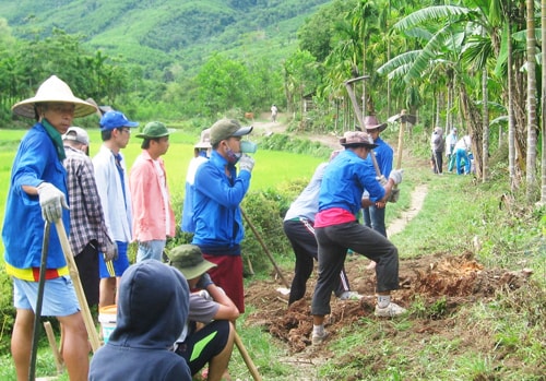 Sinh viên, giảng viên Đại học Đà Nẵng hướng dẫn học sinh ôn luyện kiến thức (ảnh lớn) và tham gia làm đường giao thông trên địa bàn Tiên Phước.Ảnh: NGUYỄN HƯNG