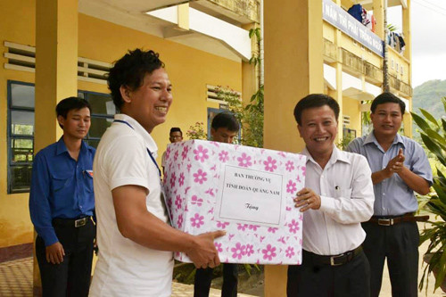 Đồng chí Thái Bình - Bí thư Tỉnh đoàn tặng quà cho sinh viên trường Đại học Bách khoa Đà Nẵng. Ảnh: PHAN TUẤN.