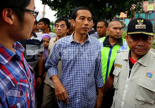 Ông Joko Widodo (giữa, áo sọc) trong một chuyến đi thị sát. Ảnh: Demotix