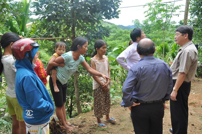 Bí thư Nguyễn Đức Hải trong một lần đến thăm các hộ dân bị ảnh hưởng của động đất Sông Tranh 2.