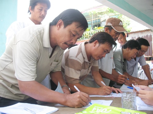 Lần đầu tiên vào năm 2012, ngư dân tự nguyện làm đơn xin gia nhập nghiệp đoàn nghề cá.