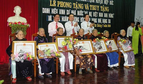 Phó Chủ tịch UBND tỉnh Lê Văn Thanh trao tặng danh hiệu cho các Bà mẹ Việt Nam anh hùng