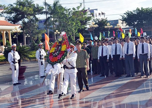 Các Đoàn đại điểu đến  đặt vòng hoa, dâng hương các anh hùng liệt sĩ