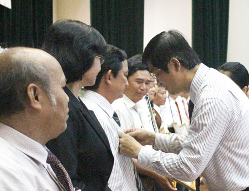 Phó Bí thư Tỉnh ủy Nguyễn Ngọc Quang trao Kỷ niệm chương cho các cá nhân.