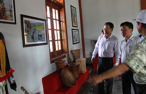 Những tác phẩm nghệ thuật, hàng dệt thổ cẩm,… được trưng bày tại Nhà truyền thống huyện Bắc Trà My sẽ tạo sự bất ngờ và thú vị cho du khách.