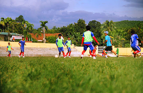 Các cầu thủ bóng đá nam của huyện Tây Giang tập thể lực trước trận đấu vào ngày 25.7.