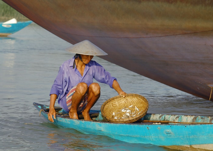 Anh Nguyễn Văn Ba cất mẻ rớ chỉ vỏn vẹn dăm bảy con cá nhỏ.