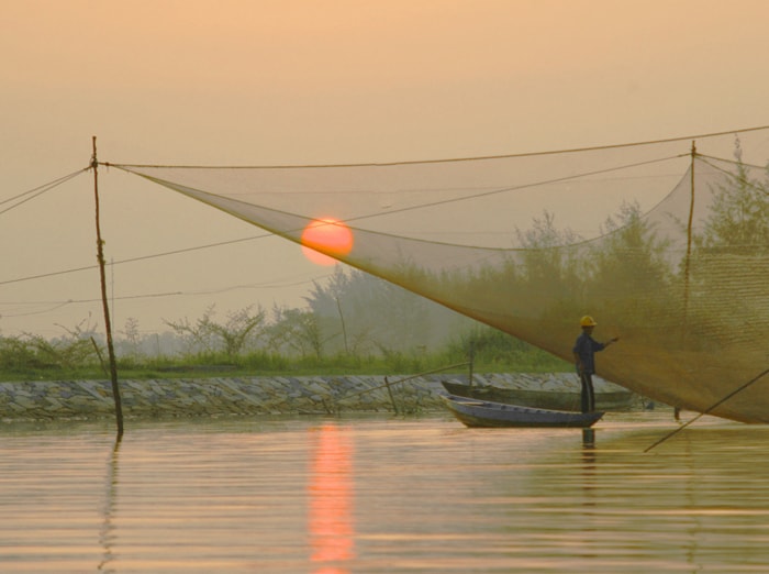 Mẻ rớ cuối cùng cũng là lúc bình minh rực hồng nơi Cửa Đại.