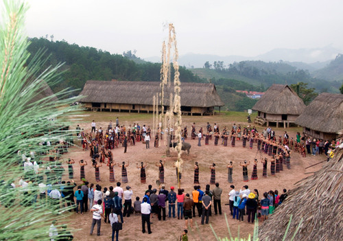 Hội mừng lúa mới của dân tộc Cơ Tu. Ảnh: T.VỊNH