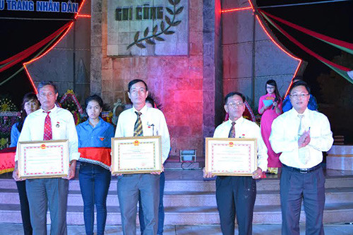 Chủ tịch UBND huyện Điện Bàn Lê Trí Thanh trao 3 danh hiệu Anh hùng LLVT nhân dân.