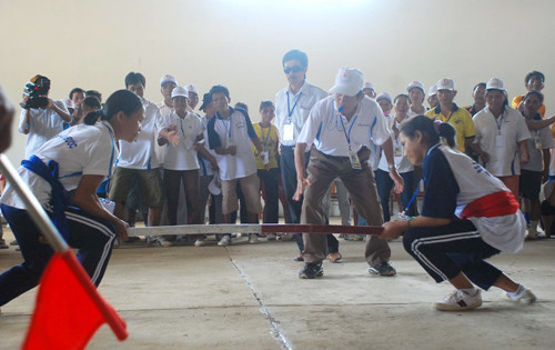 Thi đấu đẩy gậy tại Lễ hội văn hóa - thể thao các huyện miền núi lần thứ XVII năm 2010 tổ chức ở huyện Tây Giang. Ảnh: ANH SẮC