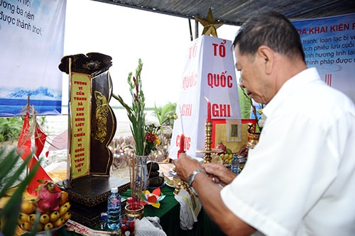 Dân hương lên anh linh đồng đội.