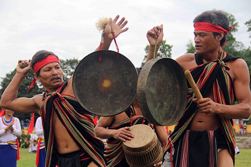 Tiết mục “đấu chiêng đôi” của đoàn nghệ nhân huyện Trà Bồng (Quảng Ngãi).