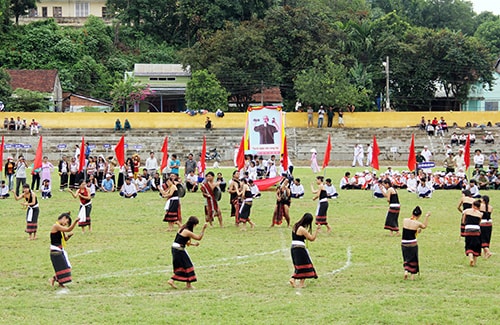 Đông đảo diễn viên, vận động viên và người dân có mặt tại lễ tổng duyệt.