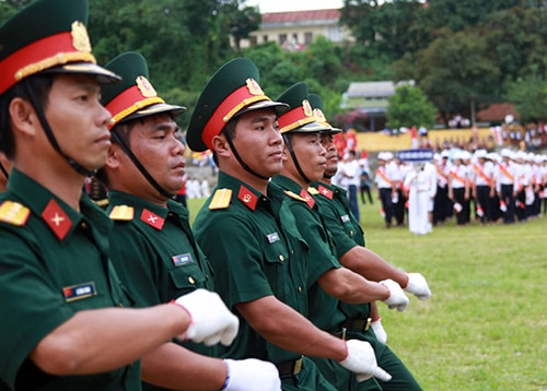 Lực lượng công an diễu binh.