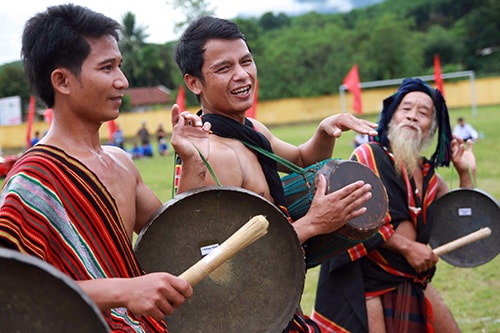 Nghệ nhân Hồ Văn Dinh (phải), xã Trà Bui và các diễn viên biểu diễn múa chiêng truyền thống.