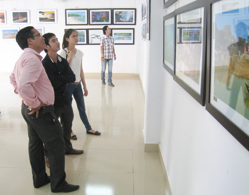 Triển lãm mỹ thuật tại 78 Lê Duẩn luôn thu hút khách tham quan.