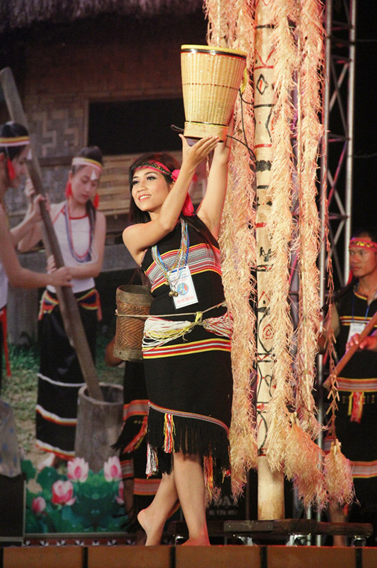 Thiếu nữ Bh’noong trong trang phục truyền thống.