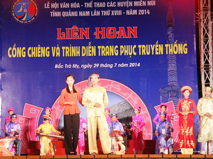 Hòa tấu nhạc dân tộc kết hợp trình diễn trang phục của đoàn Tiên Phước.