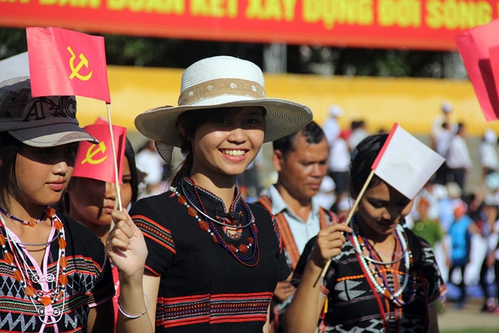 Alang Thi Pari (center - a member of Tay Giang district  group)- one of top 18 of the Miss Ethnic Vietnam competition-enjoys the festival