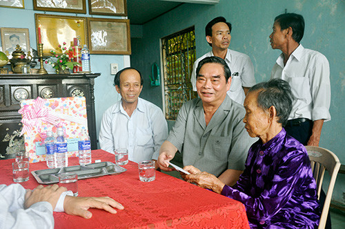 Đồng chí Lê Hồng Anh thăm và tặng quà Mẹ Việt Nam anh hùng Lương Thị Hân.