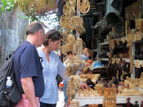 Tourists visit Do’s shop.