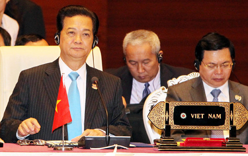 Việt Nam tham gia ngày càng nhiều các diễn đàn quốc tế và khu vực.  TRONG ẢNH: Thủ tướng Nguyễn Tấn Dũng tham dự Hội nghị cấp cao ASEAN lần thứ 24, ngày 11.5.2014 tại Myanmar. Ảnh: Internet