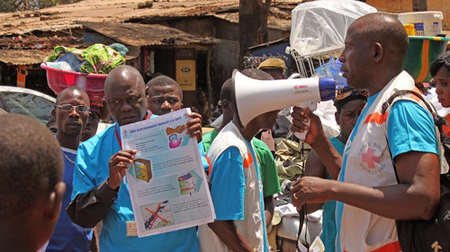 Các nhân viên y tế khu vực Tây Phi tuyên truyền về dịch bệnh cho người dân.
