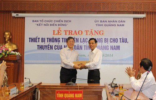Thứ trưởng Bộ TT-TT Lê Nam Thắng trao tặng thiết bị thông tin liên lạc hỗ trợ tàu cá.