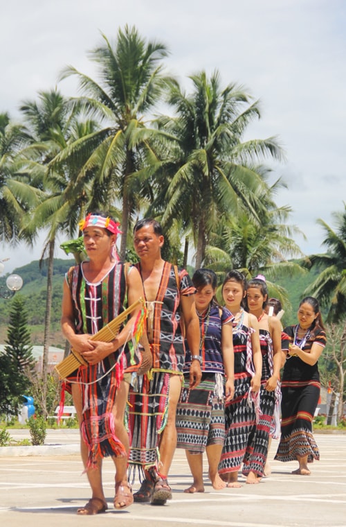 Tái hiện nghi lễ đến ăn cưới của đoàn nhà gái trong tục cưới người Cơ Tu.