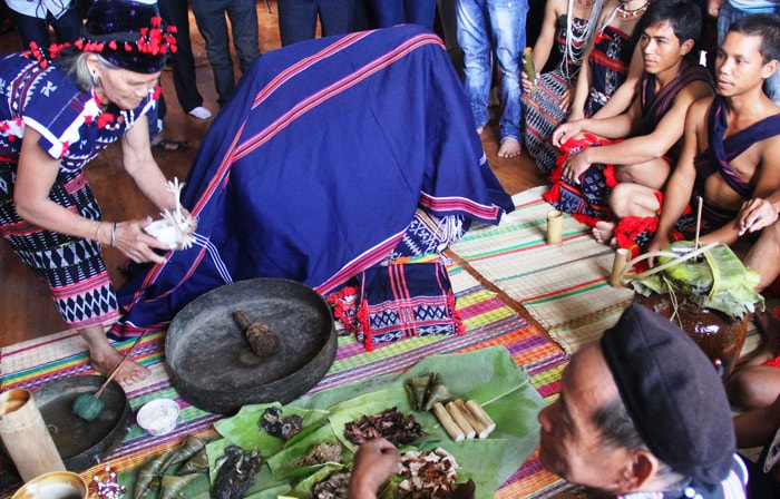 Nghi thức lễ Pazưm (ăn giùm) của đồng bào Cơ Tu Nam Giang.