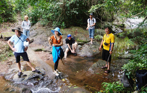 Phút nghỉ ngơi giữa rừng của đoàn trekking ngược rừng lên Hòn Đền (Mỹ Sơn, Duy Xuyên). Ảnh: T.D